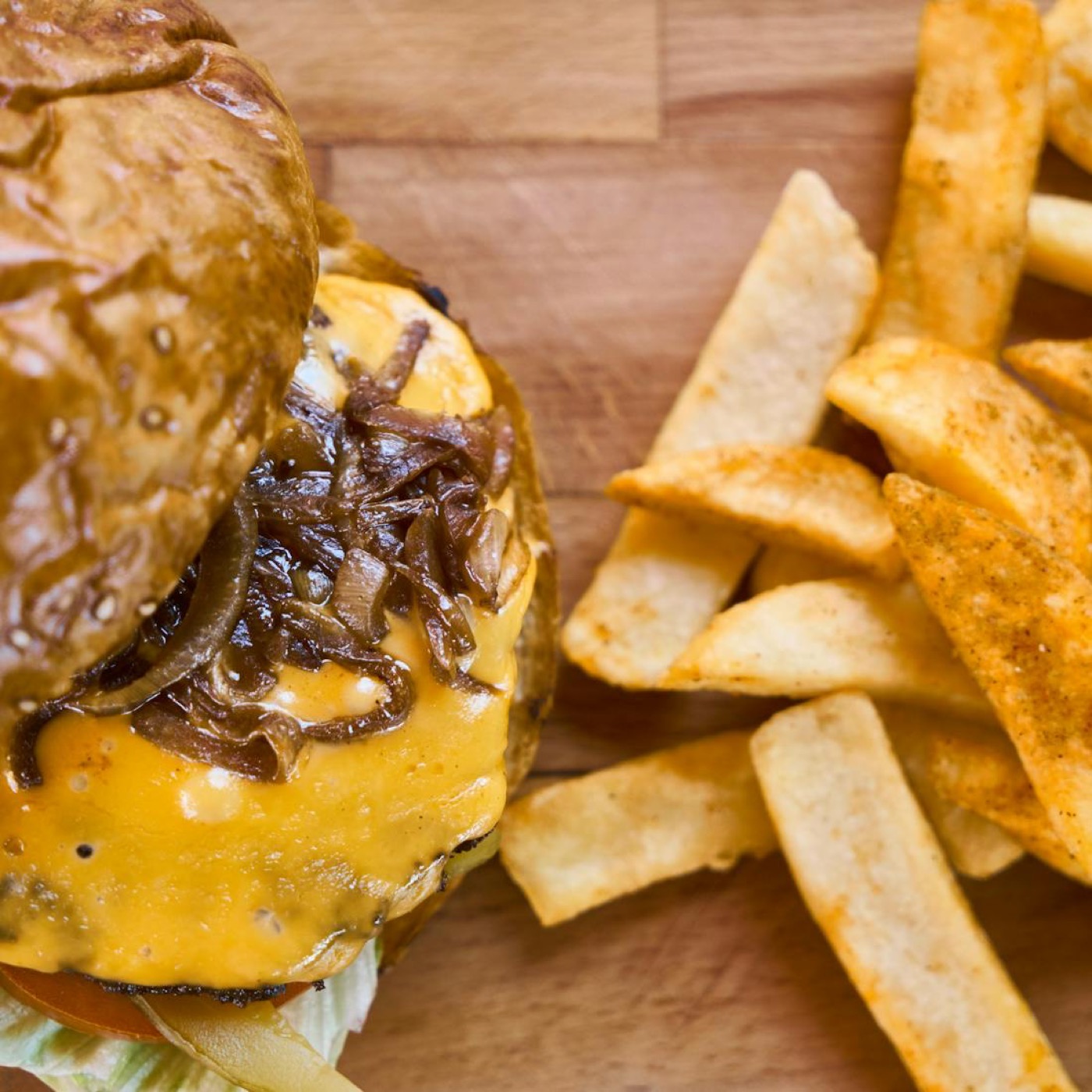 Burger maison avec frites coupées à la main