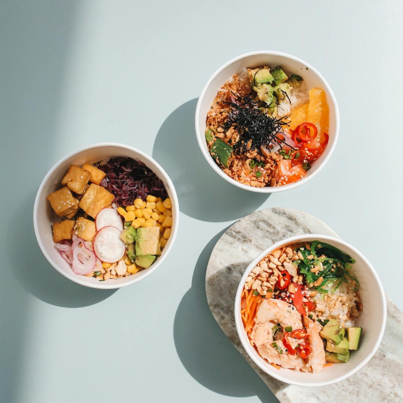 Poke bowls vus du dessus, riz, avocat, légumes
