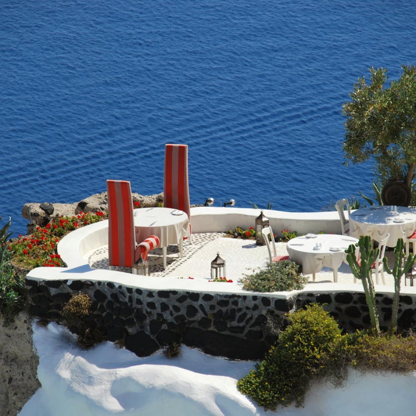 Terrasse au-dessus de la mer méditerranéenne