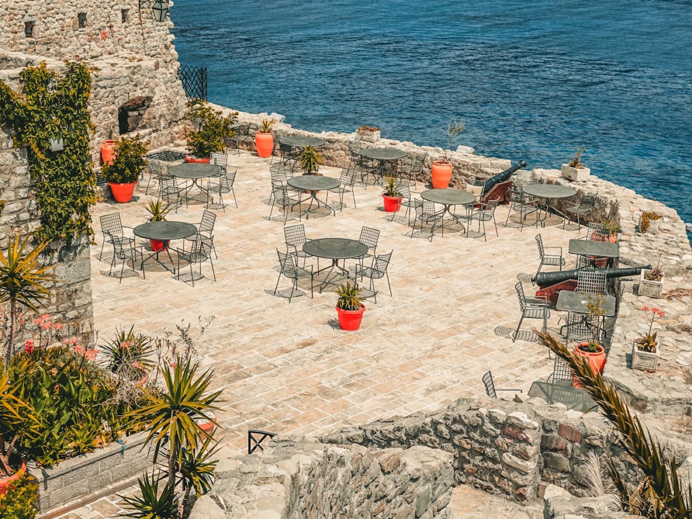 Terrasse en pierre méditerranéenne avec pots de fleurs