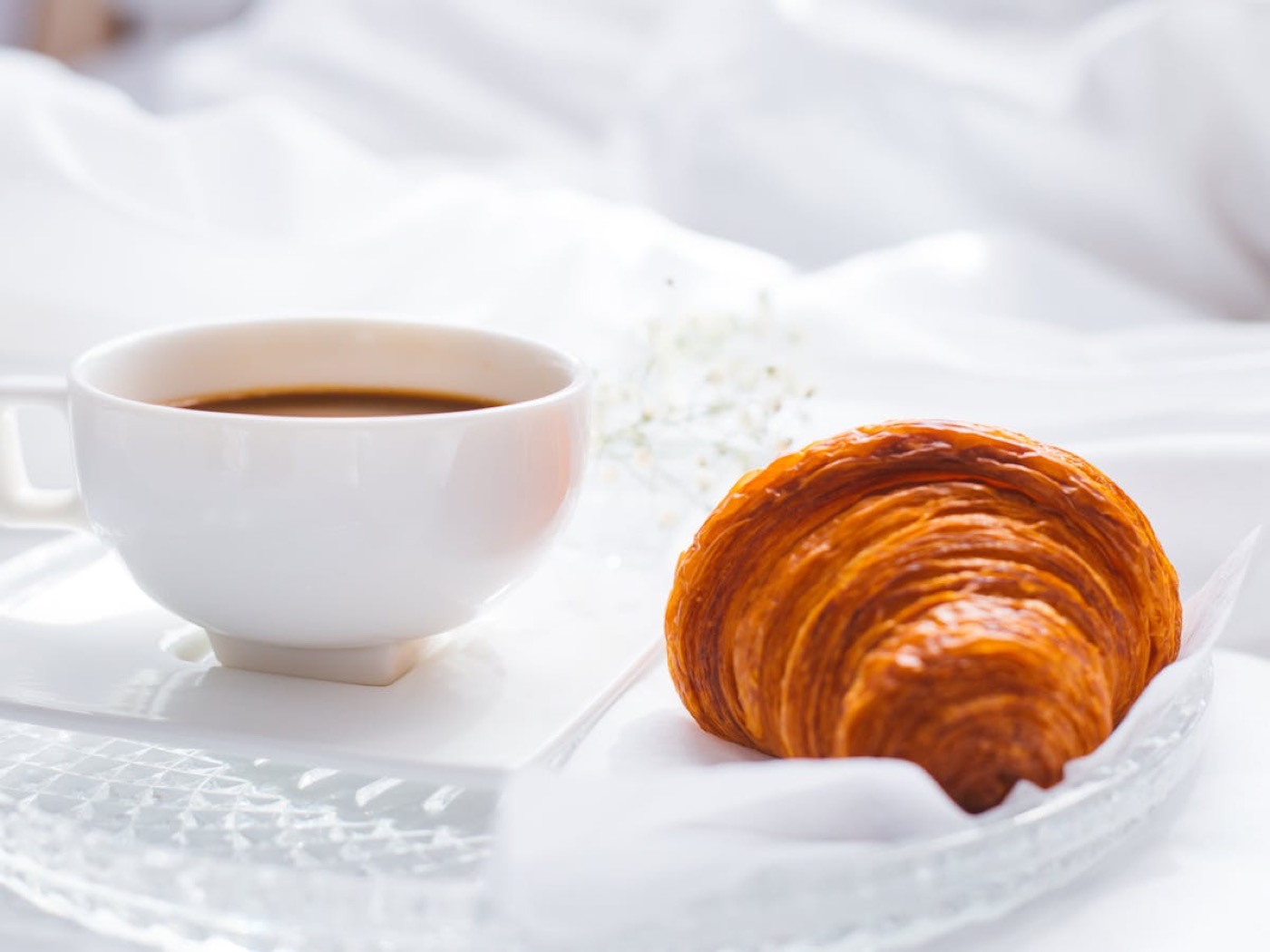 Croissant feuilleté et café, petit-déjeuner du matin